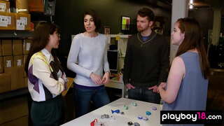 Amater četvorku zajebavaj se sa kurac gladan MILF domaćice