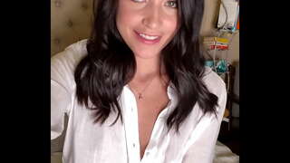 Se masturbeaza in timp ce prietenul ei cel mai bun face la fel