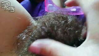 Amateur novia con un coño peludo se masturba frente a un espejo