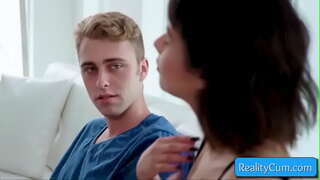 Katso tämä söpö teini brunette imee valtava kalu ja saa sormeili hänen kusipää syvä