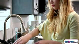 Store bryster blonde kommer tidligt hjem til hendes små bryster kæreste, og de fejre med lesbisk sex.De kys og den barmfagre babe er kantede og facesits hende