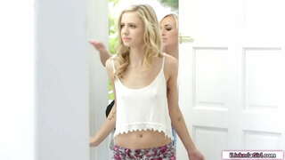 Маленькая подростковая грудь лизнутая, а затем облизанная лесбийской лучшей подругой