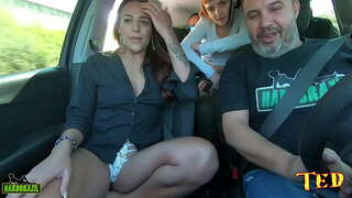 ���ಾರು ಪೂರ್ಣ ಆಗಿದೆ, ಮತ್ತು ತನಗೆ ಪ್ರೀತಿ ಬೆತ್ತಲೆ ಪಡೆಯುತ್ತದೆ in transit