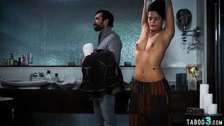 Busty ជំទង់ដេអូប្រហែលដោយ perv lendlord ប្តូរប្រាក់យឥតគិតថ្លៃបន្ទប់