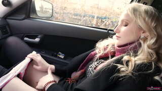 Öğrenci kız onu kedi mastürbasyon sonra cums gibi yüksek sesle çığlık atıyor.