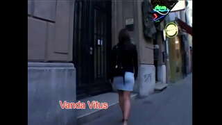 Бринета убавина Сара Сина со природни цицки вози петел во сите позиции