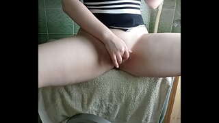 Tyttö, jolla on iso perse saa orgasmin pesukone ja Vibraattorin