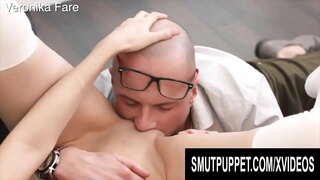 SmutPuppet کے کھانے پر نوعمر بلی Comp