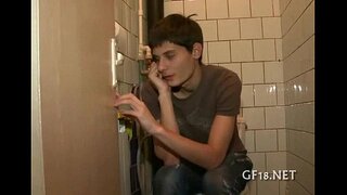 ���ોકરો બેસે છે અને stares