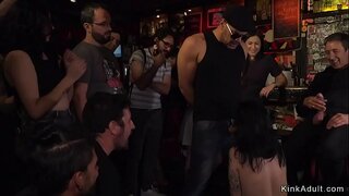 Euro nô lệ trong một quán bar được thực hiện để miệng