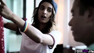 Ĉadio promenis en la familys domo donaco en mano Aŭdante lin eniri