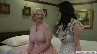 Hot pirang kunjungan brunette dheweke kanca lan padha miwiti ngomong bab ukuran saka susu.Sawise sing,padha njaluk mesum lan padha miwiti ngambung saben liyane.Sabanjure dheweke kanca nyedot dheweke susu lan licks dheweke pus.Ing bali dheweke ora padha kanggo dheweke kanca.