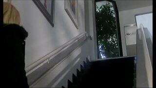 Даволі гарачая і панадлівая бландынка з вялікімі сіськамі Брытні Скай прымусіла чувака, які прымае душ, свідраваць яе