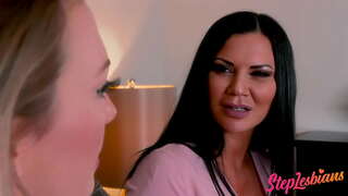 Üvey Anne Kızı Lezbiyen Seks Nasıl Gösterir